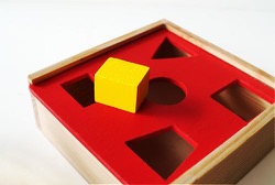 square-peg-round-hole-shape-sorter-toy-m1